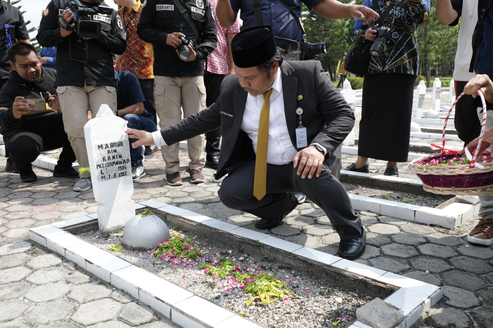 Dipimpin Danrem 101/Antasari, Sekdaprov Hadiri Ziarah Makam Pahlawan Di ...