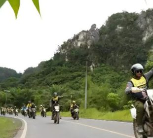 Gubernur Kalsel Paman Birin bersama rombongan turin ke desa (turdes) saat melintasi gugusan Karts Menteweh Tanah Bumbu yang merupakan bagian dari Geopark Meratus,.