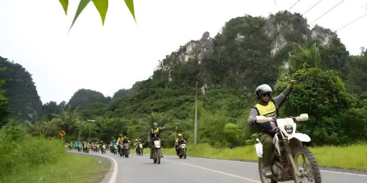 Gubernur Kalsel Paman Birin bersama rombongan turin ke desa (turdes) saat melintasi gugusan Karts Menteweh Tanah Bumbu yang merupakan bagian dari Geopark Meratus,.